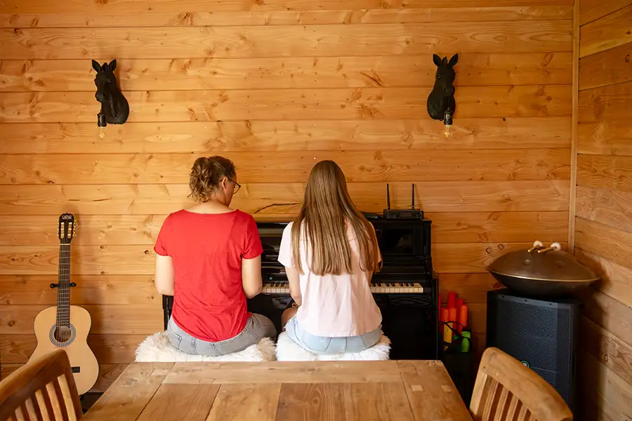 Jongere speelt piano tijdens muziektherapie